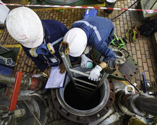 Male into work inspection process chemical into chemical stainless tank